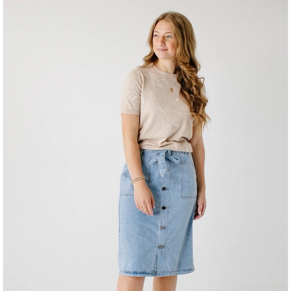 ‘CASSIDY' BUTTON DOWN TIE WAIST DENIM SKIRT IN LIGHT WASH - Picture 3 of 8
